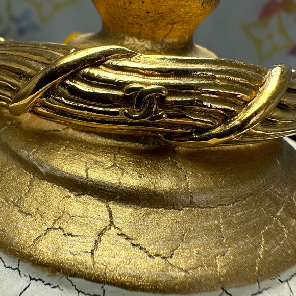 CHANEL vintage gold plated twisted CC bangle - Picture 11 of 16